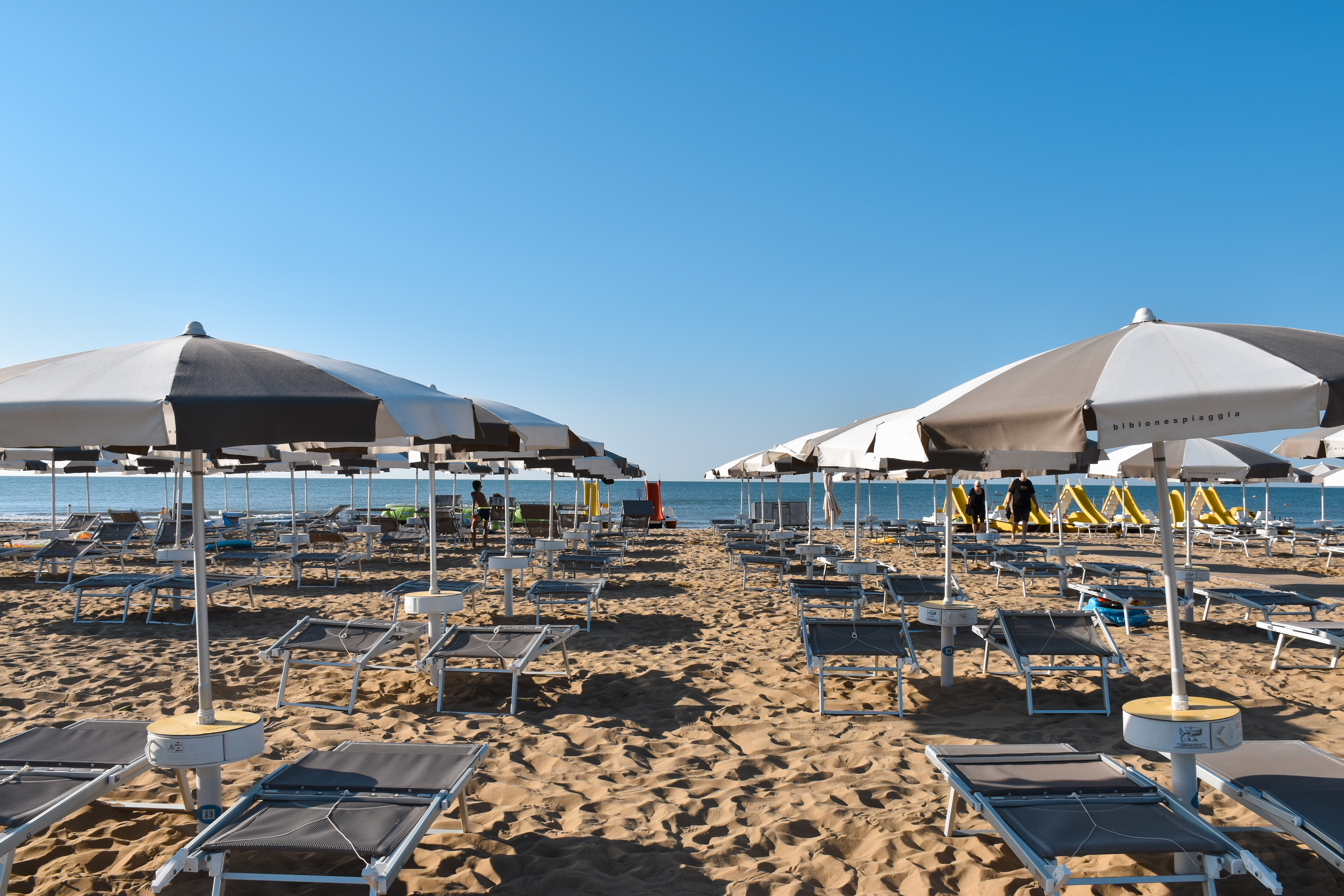 Foto della spiaggia di Bibione in mezzo agli ombrelloni aperti