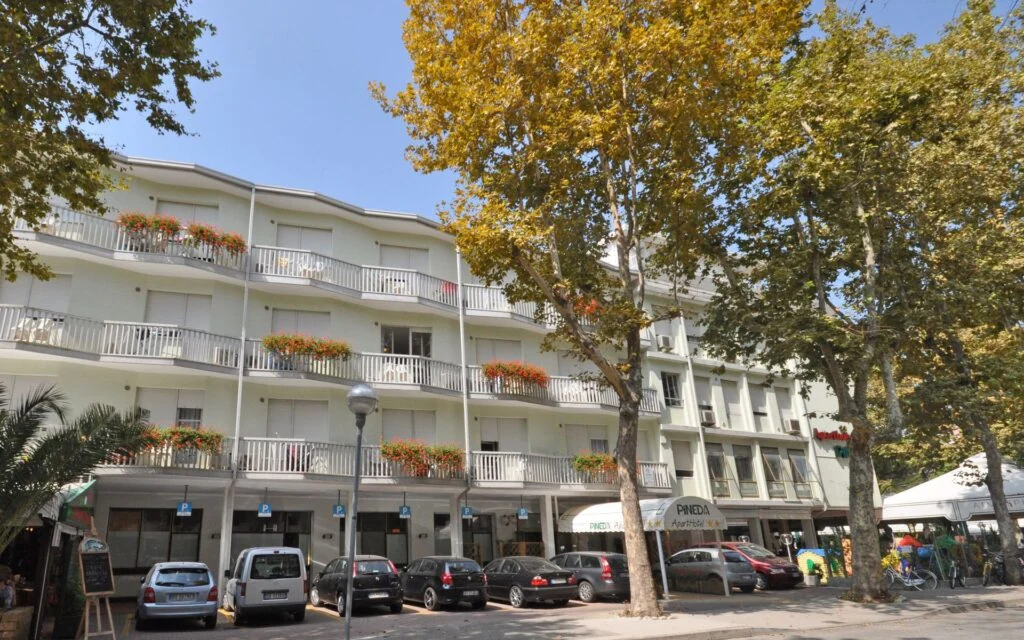 Foto della facciata centrale dell'Aparthotel Pineda