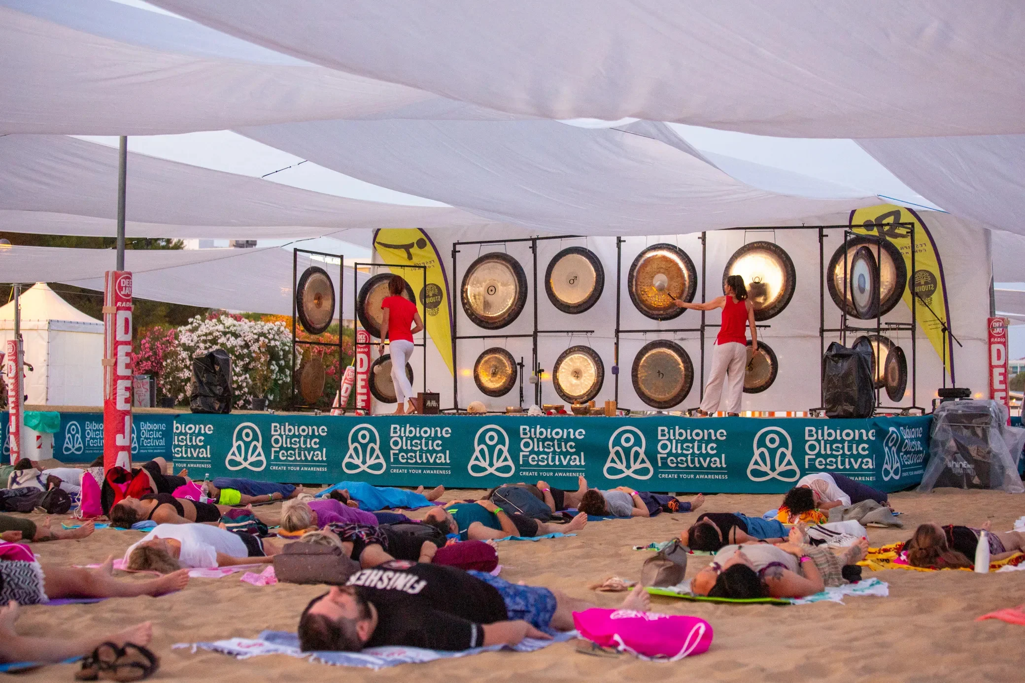 Foto di persone che fanno esercizi alle Terme